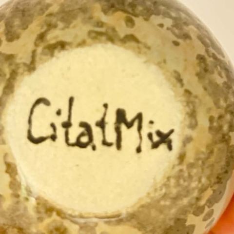 Bunden af en keramikfigur med håndskrevet CitatMix-signatur i glasuren